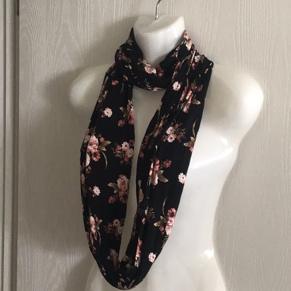 Scarf floral soft material stretchy & Versatile 🥀 nice pattern good shap - Picture 2 of 5